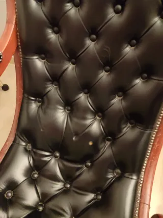 2 Sillones antiguos de cuero y madera