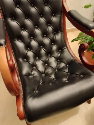 2 Sillones antiguos de cuero y madera