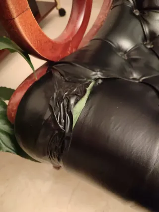 2 Sillones antiguos de cuero y madera