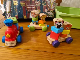 Tren de madera con animales