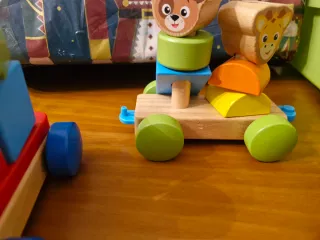 Tren de madera con animales