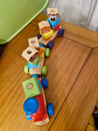 Tren de madera con animales