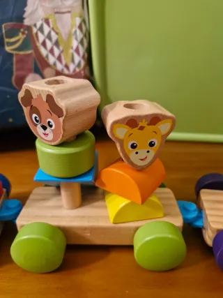 Tren de madera con animales