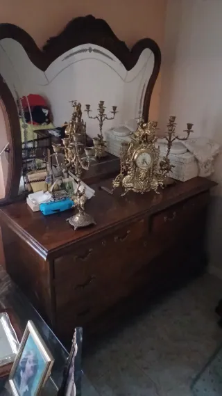 Mueble tocador antiguo con espejo
