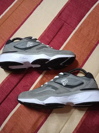 Zapatillas Fila Grises y Blancas