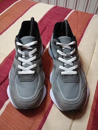 Zapatillas Fila Grises y Blancas