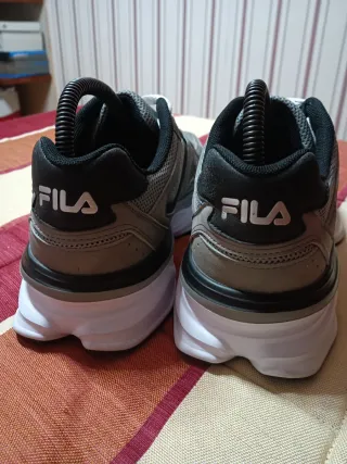 Zapatillas Fila Grises y Blancas