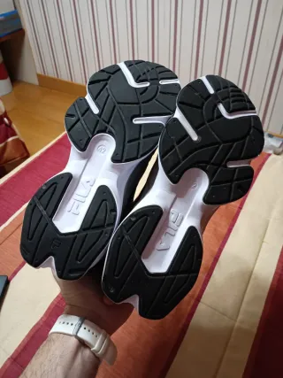 Zapatillas Fila Grises y Blancas