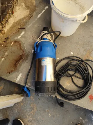 Bomba sumergible azul y plateada