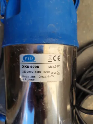 Bomba sumergible azul y plateada