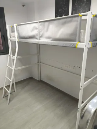 Cama alta Ikea gris y blanca