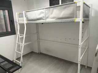 Cama alta Ikea gris y blanca