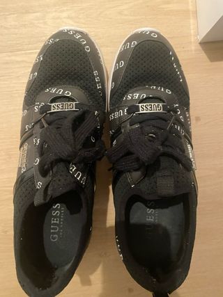 Zapatillas Guess Negras con Logo Blanco