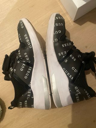 Zapatillas Guess Negras con Logo Blanco