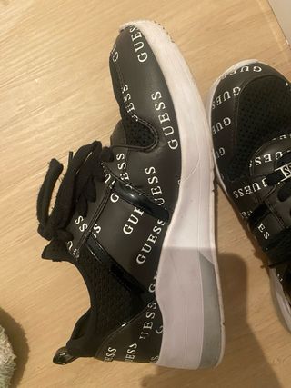 Zapatillas Guess Negras con Logo Blanco