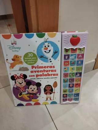 Varios libros infantiles interactivos.
