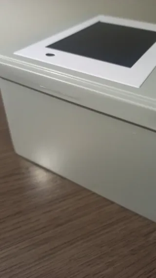 Caja metálica estilo Gameboy