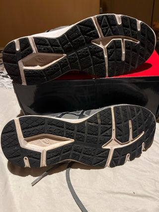Zapatillas Asics grises y negras