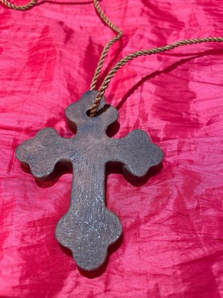 Collar con Cruz de barro hecha a mano.