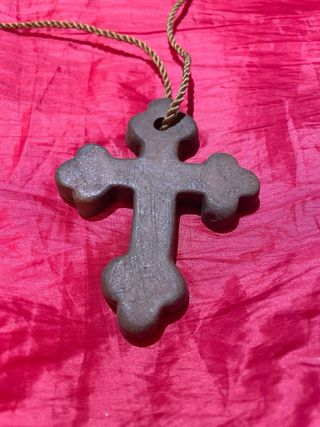 Collar con Cruz de barro hecha a mano.