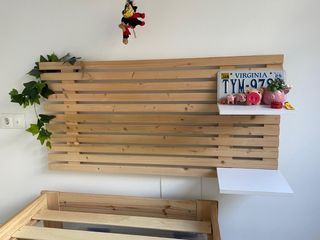 Cabecero de madera con mesitas flotantes para cama