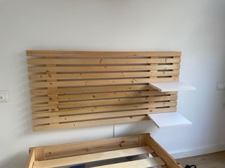 Cabecero de madera con mesitas flotantes para cama