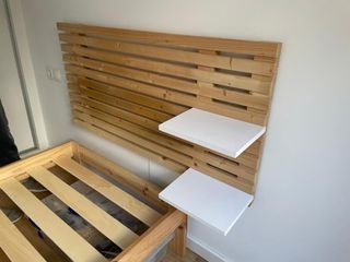 Cabecero de madera con mesitas flotantes para cama