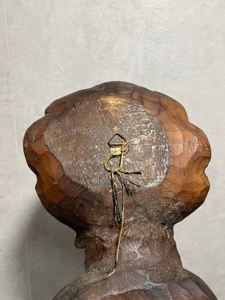 Adorno de madera antiguo con frutas