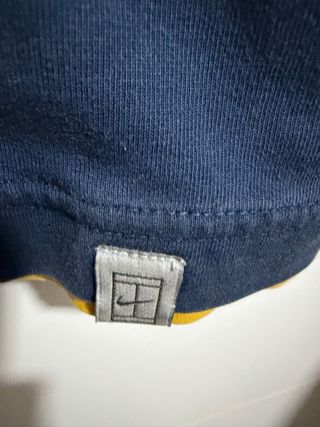 Polo Nike Azul Marino con Detalles Blancos y Amari