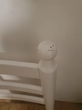 Silla infantil rústica de madera y ratán