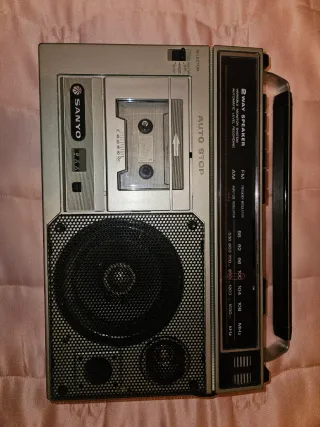 Radiocasete Sanyo con Radio AM/FM y Reproductor de