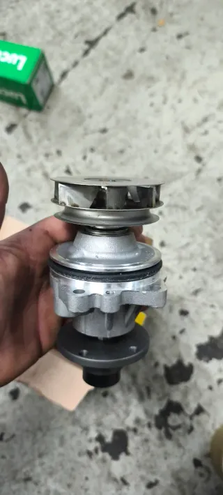 Bomba de agua BMW E36 325 TDS  Nuevo a estrenar