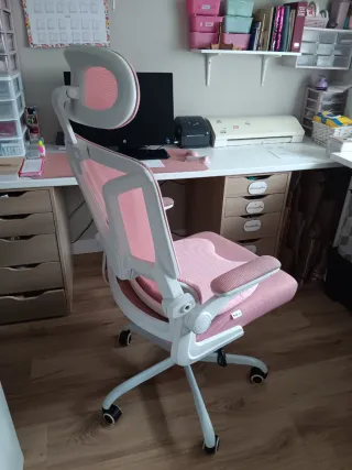 Silla giratoria rosa con reposacabezas