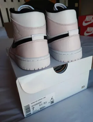 Air Jordan 1 Mid WMNS Rosa y Blanco