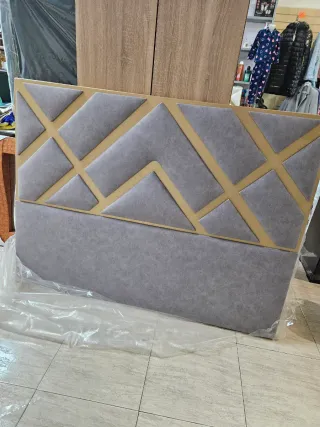Cabezal de cama tapizado gris y dorado