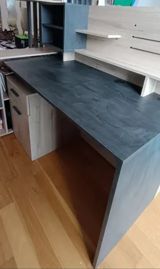 Escritorio moderno con cajonera