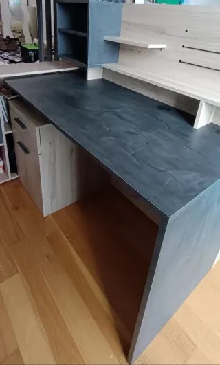 Escritorio moderno con cajonera