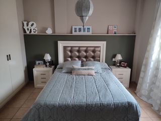 Cama y mesitas de noche