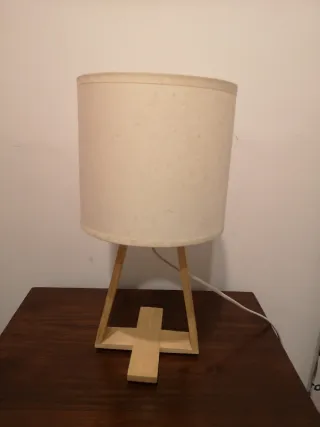 Lámpara de mesa con pie de madera