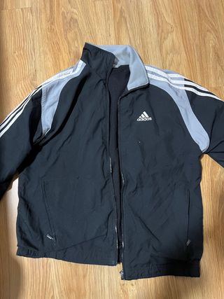 Chaqueta deportiva Adidas negra y gris