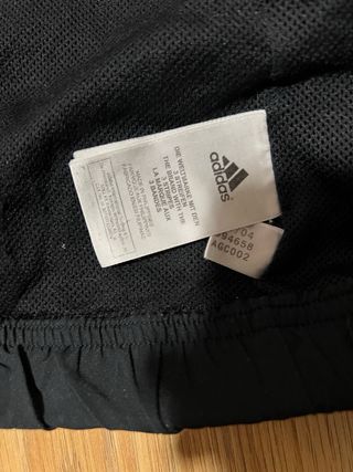 Chaqueta deportiva Adidas negra y gris