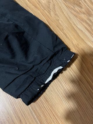 Chaqueta deportiva Adidas negra y gris