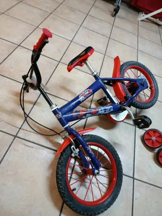 Bicicleta infantil a con ruedines