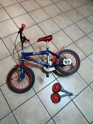 Bicicleta infantil a con ruedines