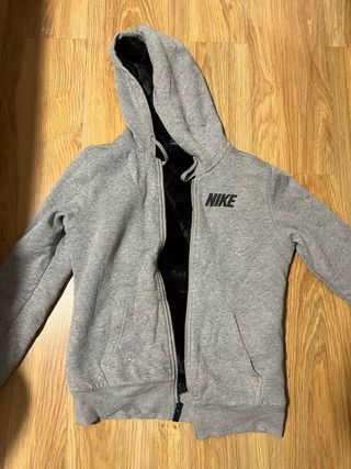 Chaqueta Nike gris con forro interior
