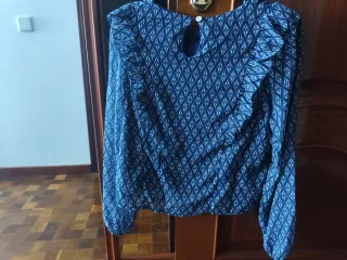 Blusa estampada azul y blanca
