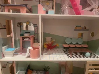 Casa de muñecas con piscina y muebles