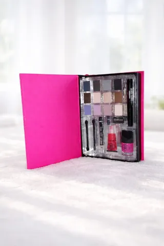 Maletín de maquillaje con sombras y brillo