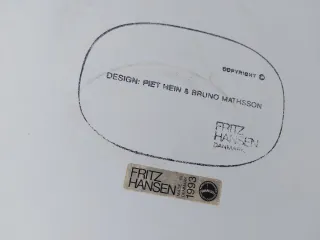 Mesa redonda blanca.