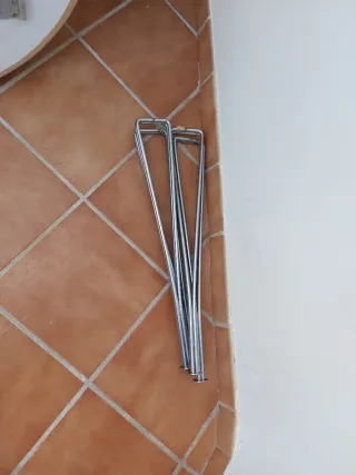 Mesa redonda blanca.